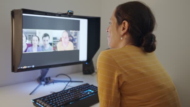 Moeder in gesprek met haar kinderen online op de computer tijdens de COVID-19 lockdown — Stockvideo