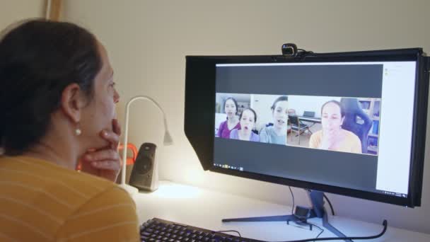 Moeder in gesprek met haar kinderen online op de computer tijdens de COVID-19 lockdown — Stockvideo
