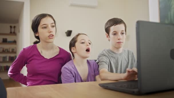 Mor pratar med sina barn online på datorn under COVID-19 nedstängning — Stockvideo