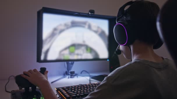 Ung pojke som spelar en flygsimulator i ett headset — Stockvideo