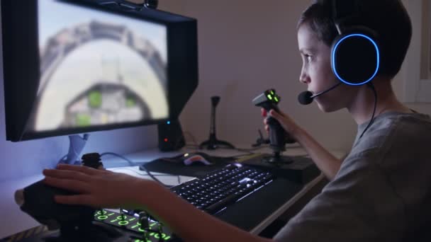 Młody chłopiec gra na symulatorze lotu w słuchawkach — Wideo stockowe