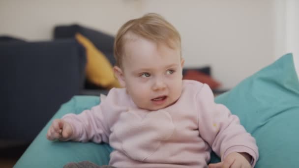 Cute baby girl gra w domu i uśmiecha się do kamery — Wideo stockowe
