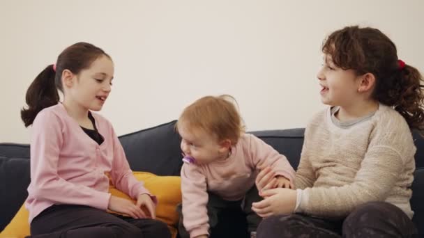 Baby girl playing with 2 young girls, laughing and smiling — Stock Video