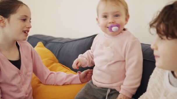 Baby girl playing with 2 young girls, laughing and smiling — Stock Video