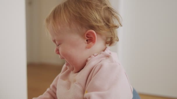 Повільний рух милої дівчинки, яка плаче і обіймає маму — стокове відео