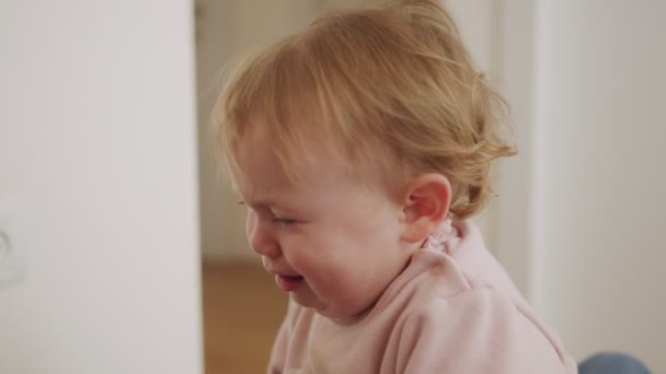 Câmera lenta de bebê bonito menina chorando e abraçando sua mãe — Vídeo de Stock