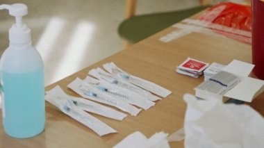 Hayfa, İsrail - 2 Ocak 2021. Sağlık görevlileri yaşlılara Pfizer COVID-19 aşısı hazırlayın.