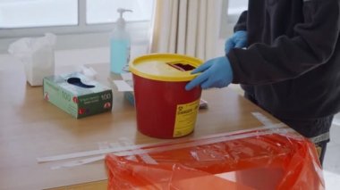 Hayfa, İsrail - 2 Ocak 2021. Sağlık görevlileri yaşlılara Pfizer COVID-19 aşısı hazırlayın.