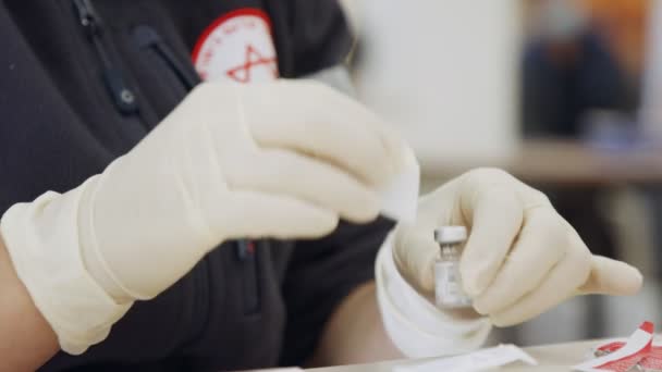 Haifa, Israel - 2 januari 2021. Ambulans förbereder vaccination med Pfizer COVID-19 för äldre — Stockvideo