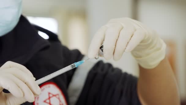 Paramedisk behandling som ger människor vaccininjektionen COVID-19 under vaccinationsoperationen — Stockvideo