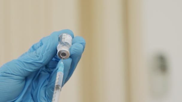 Médecin paramédical injectant le vaccin COVID-19 pendant l'opération de vaccination — Video