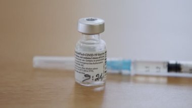COVID-19 aşı şişeleri hastane masasına enjekte edilmeye hazır.