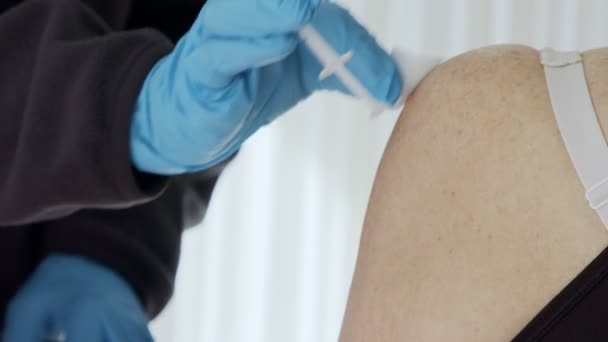 Médecin paramédical injectant le vaccin COVID-19 pendant l'opération de vaccination — Video