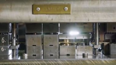 Büyük bir endüstriyel yumruk baskı levhası metal parçalar oluşturur