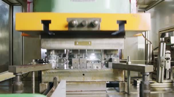 Velký průmyslový děrovací lis na tváření plechů — Stock video