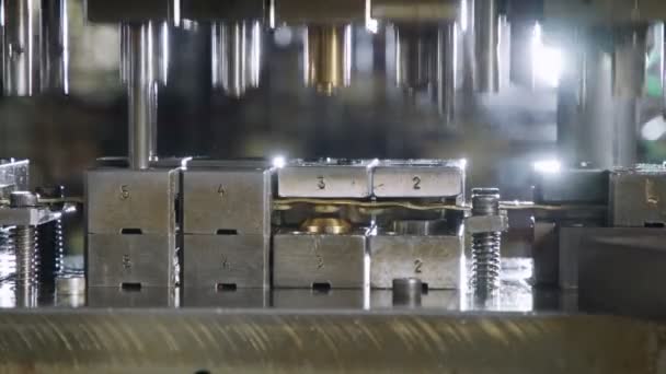 Duża, przemysłowa prasa wykrawająca, formująca precyzyjne metalowe części dla przemysłu motoryzacyjnego — Wideo stockowe