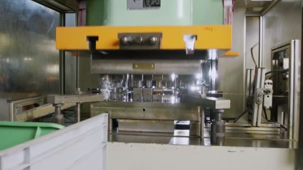Egy nagy ipari lyukasztó prés alkotó lemez fém alkatrészek — Stock videók
