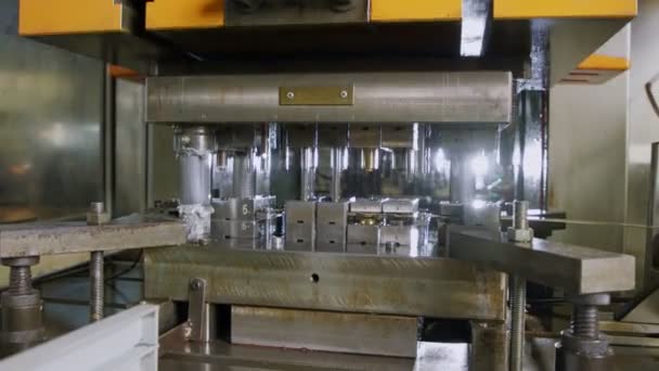 Uma grande prensa de perfuração industrial formando peças metálicas de alta precisão para a indústria automotiva — Vídeo de Stock