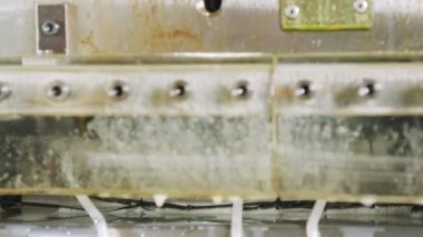 Büyük bir endüstriyel yumruk baskı levhası metal parçalar oluşturur