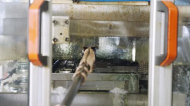 Büyük bir endüstriyel yumruk baskı levhası metal parçalar oluşturur