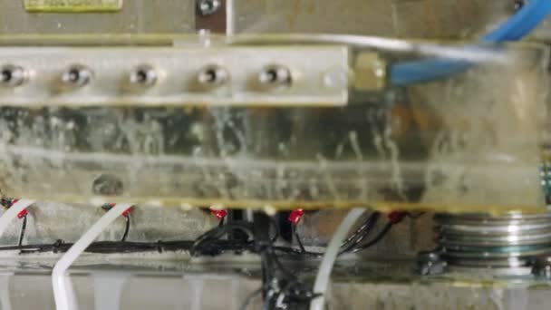 Eine große industrielle Stanzpresse, die Blechteile formt — Stockvideo