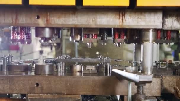 Uma grande prensa de perfuração industrial formando peças de chapa metálica — Vídeo de Stock