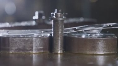 Üretim hattında metal parçaları oluşturan bir punç presinin kapanışı