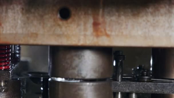 Zbliżenie prasy dziurkującej tworzącej części metalowe w linii produkcyjnej — Wideo stockowe