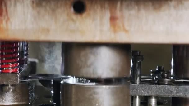 Primer plano de una punzonadora que forma piezas metálicas en una línea de producción — Vídeo de stock