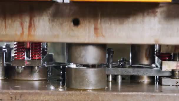 Närbild av en stanspress som bildar metalldelar i en produktionslinje — Stockvideo