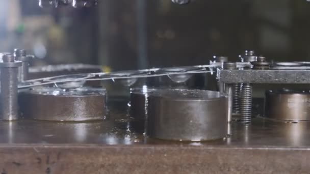 Gros plan d'une presse à poinçonner formant des pièces métalliques dans une chaîne de production — Video