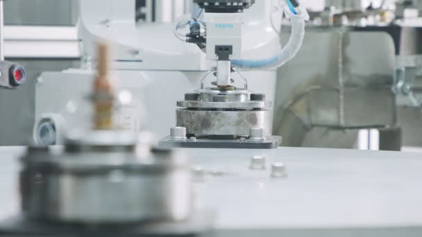 Advanced robotic machine manufacturing parts in an automated assembly line — Stock Video