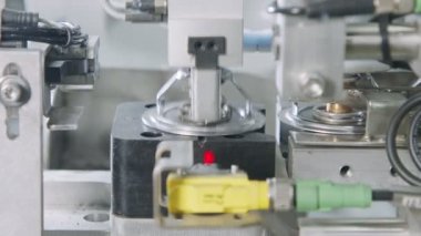 Gelişmiş robotik makine otomatik montaj hattında parça üretiyor