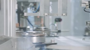 Gelişmiş robotik makine otomatik montaj hattında parça üretiyor