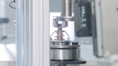 Gelişmiş robotik makine otomatik montaj hattında parça üretiyor