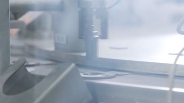 Gelişmiş robotik makine otomatik montaj hattında parça üretiyor