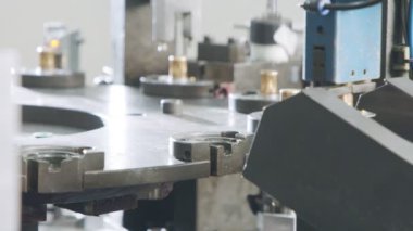 Otomotiv endüstrisindeki metal parçaları için otomatik montaj hattı