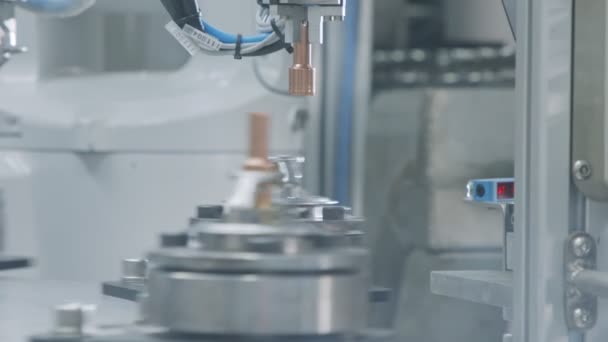 Pièces de fabrication de machines robotisées avancées dans une chaîne de montage automatisée — Video