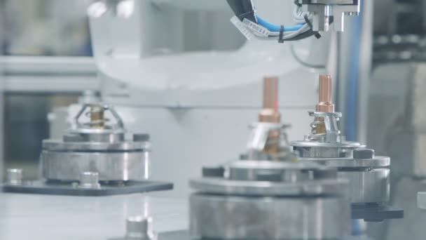 Fortschrittliche Robotermaschinen fertigen Teile in einer automatisierten Montagelinie — Stockvideo
