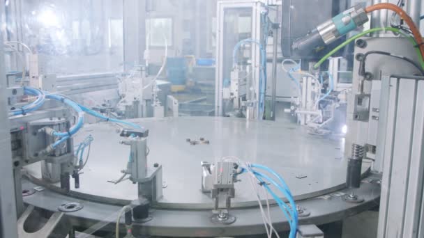 Pièces de fabrication de machines robotisées avancées dans une chaîne de montage automatisée — Video