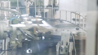 Otomotiv endüstrisindeki metal parçaları için otomatik montaj hattı