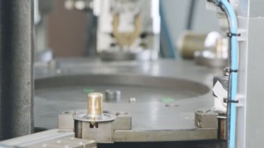 Otomotiv endüstrisindeki metal parçaları için otomatik montaj hattı