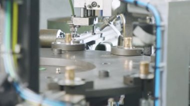 Otomotiv endüstrisindeki metal parçaları için otomatik montaj hattı