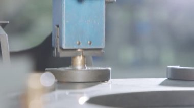 Otomotiv endüstrisindeki metal parçaları için otomatik montaj hattı