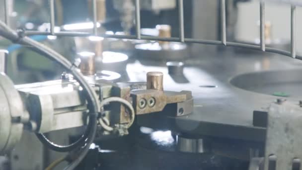 Автоматическая сборочная линия для металлических деталей в автомобильной промышленности — стоковое видео