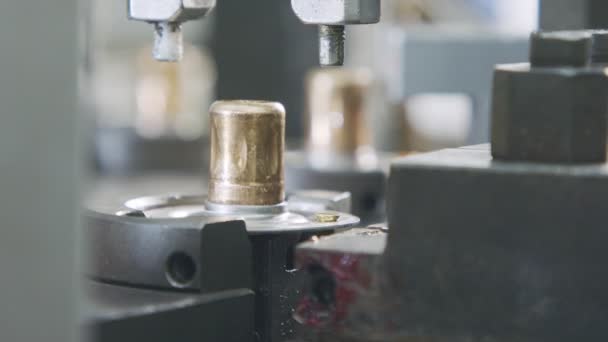 Automatizovaná montážní linka pro kovové díly v automobilovém průmyslu — Stock video