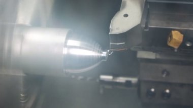 Metal torna tezgahı. Yüksek hassasiyetli metal parçaları üretimi
