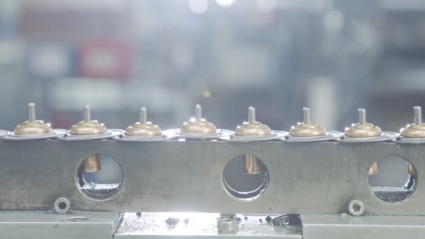 Automatizovaná montážní linka pro kovové díly v automobilovém průmyslu — Stock video
