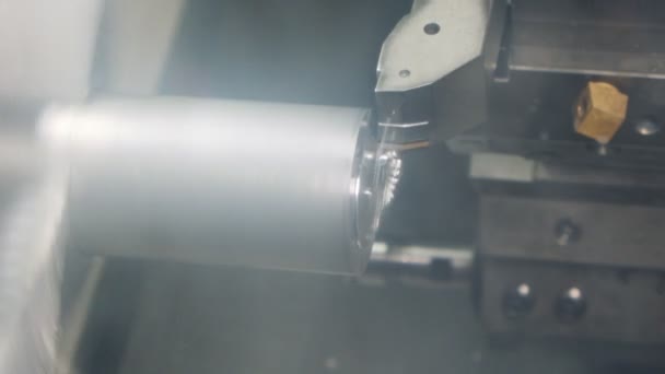 Metal lathe close-up. produção de peças metálicas de alta precisão — Vídeo de Stock