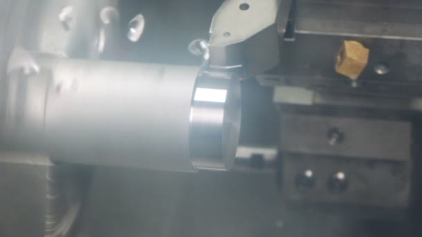 Primer plano del torno metálico. producción de piezas metálicas de alta precisión — Vídeo de stock